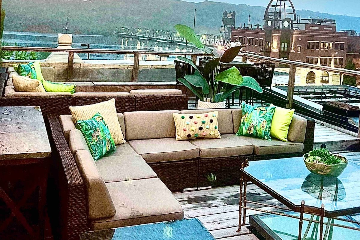 Lumberjack Inn DT-on Main St. with a rooftop deck gallery image 2