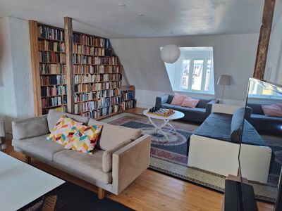 Stor, charmerende og central lejlighed