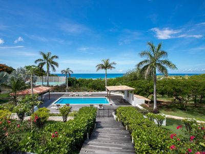 La Hacienda (7 bedrooms) – Villa with pool, pickle