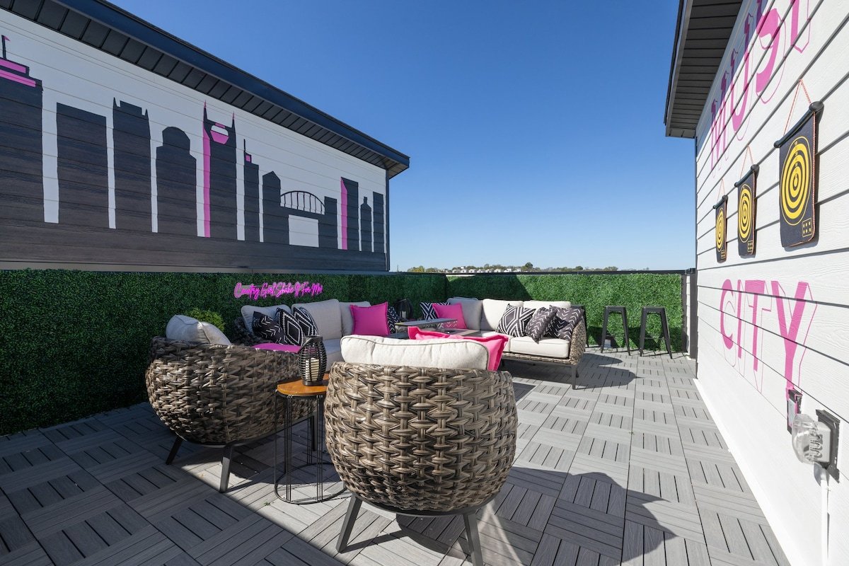 The Wild Cowgirl: Rooftop Deck gallery image 5