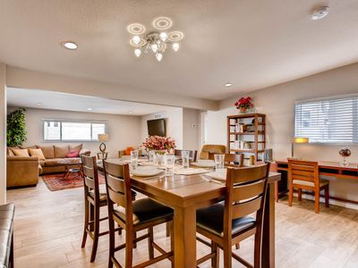 Near Convention Center & Strip, with nine beds