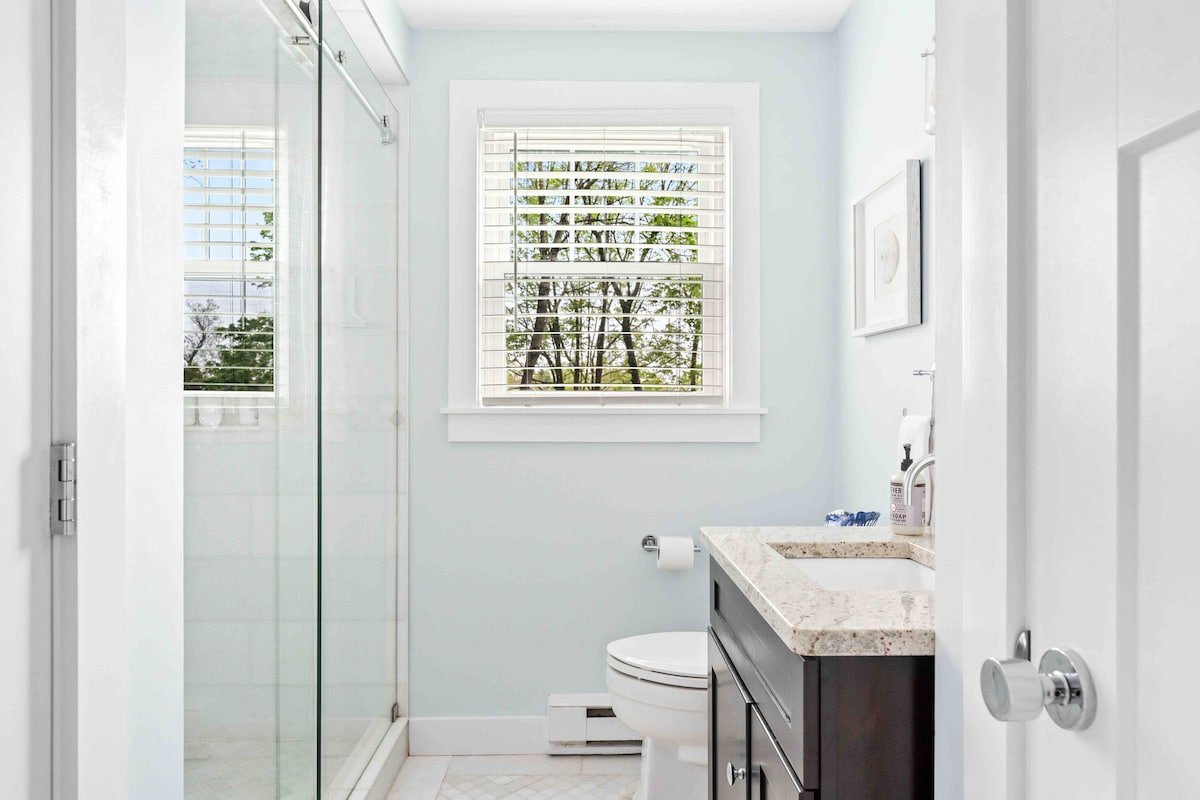 Walk to Seawall & Dining, Beach Passes included! gallery image 5