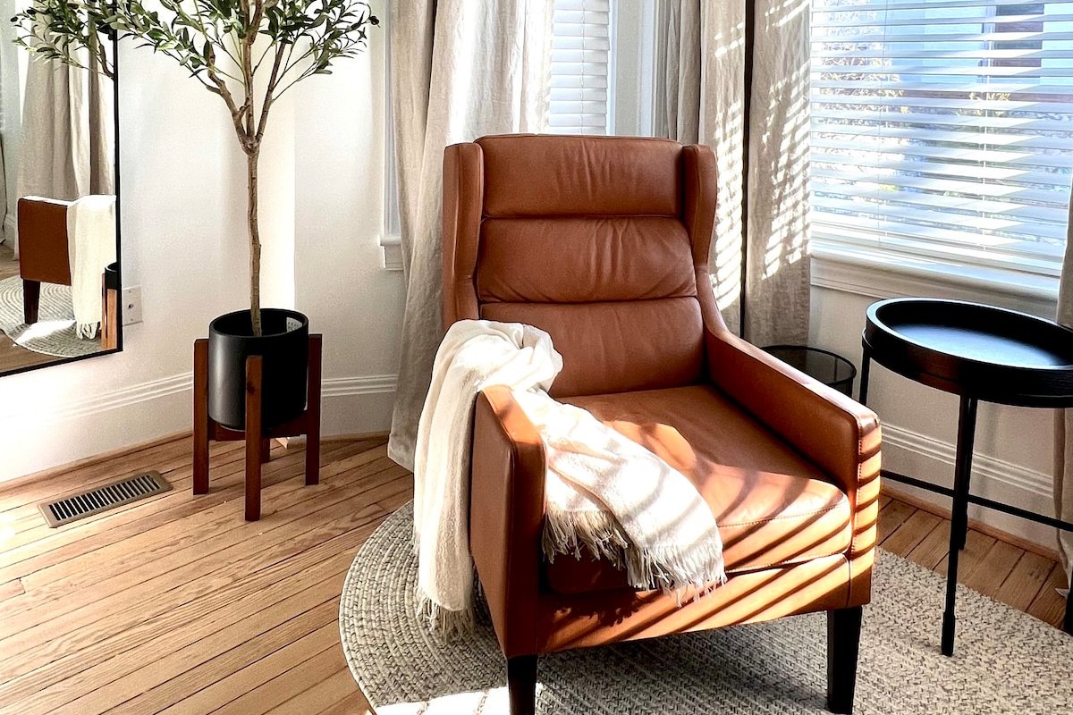 Airy & Bright Rowhome Near US Capitol Free Parking gallery image 3