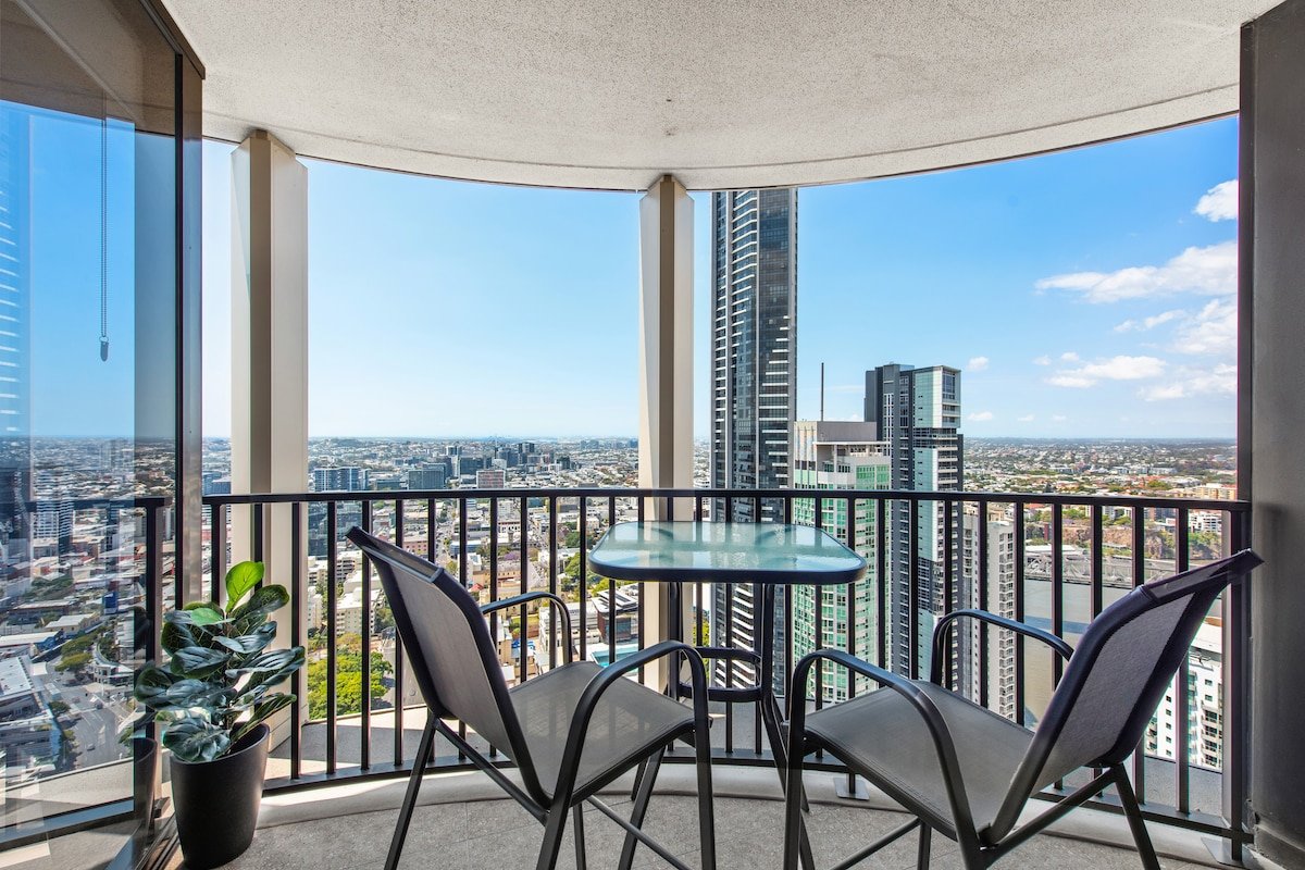 Top Floor! 2Bed/2Bath/1Car/Pool ~ VIEWS ~ CBD gallery image 4