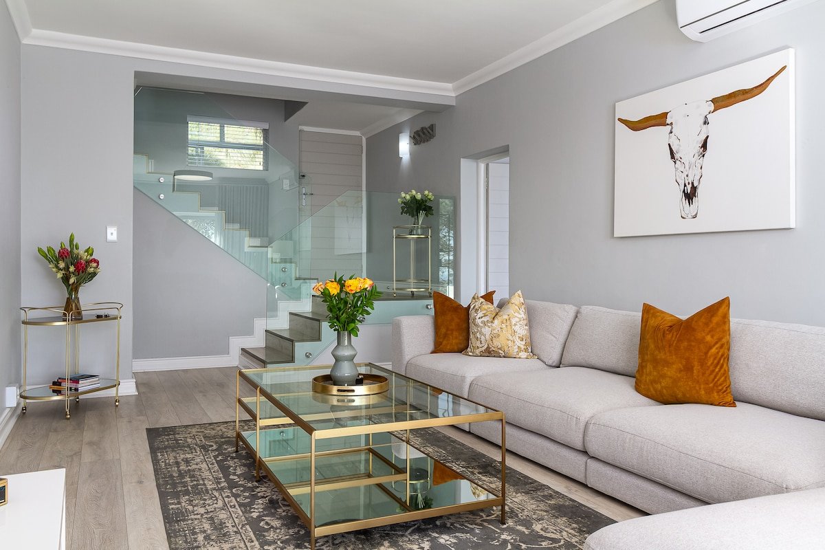 Luxury Home – Ocean, Sunset & Mountain Views gallery image 5