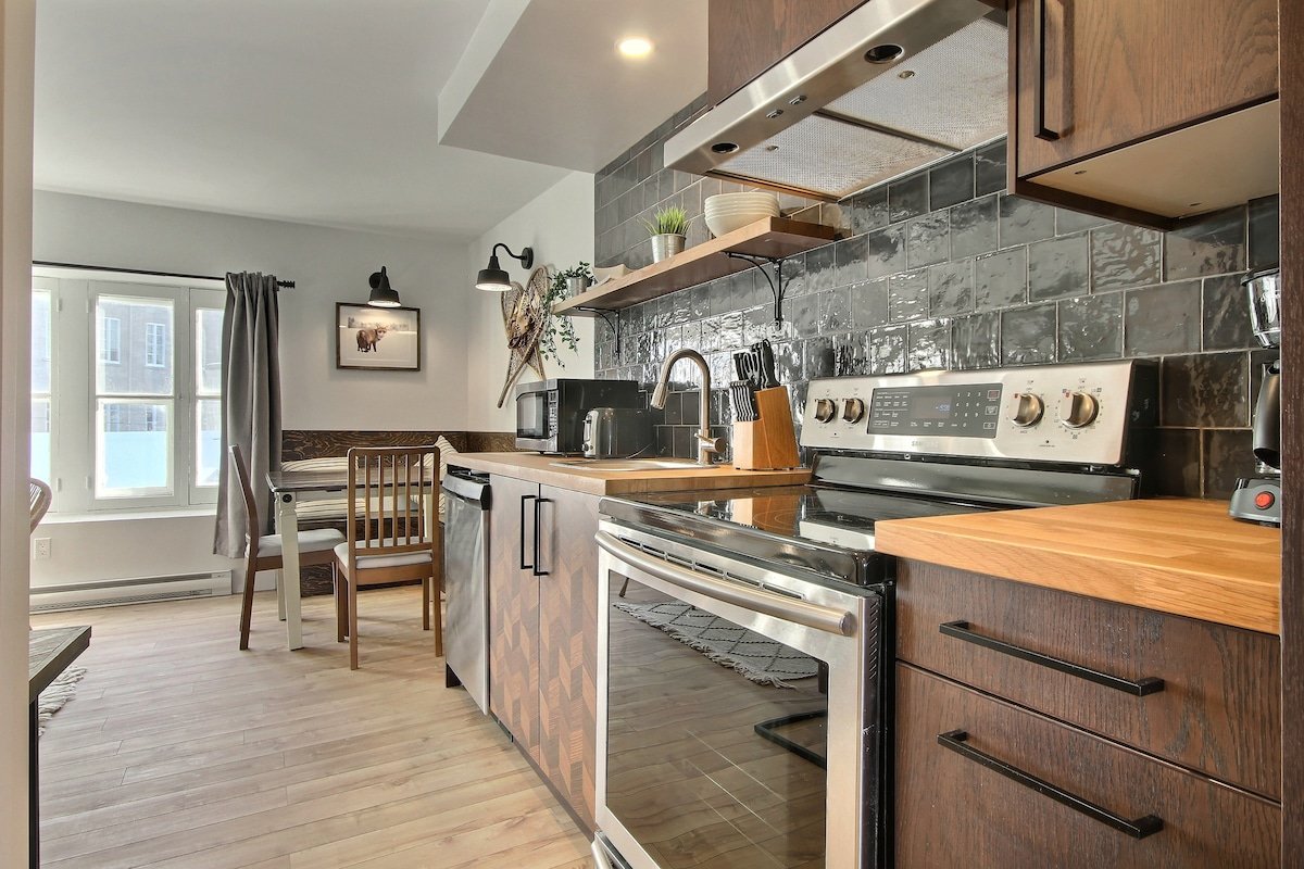 Unique and Sunny Top Floor Old Quebec Gem gallery image 4