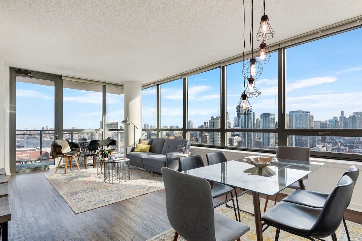 West Loop 2BR with Skyline Views + Prime Location gallery image 2
