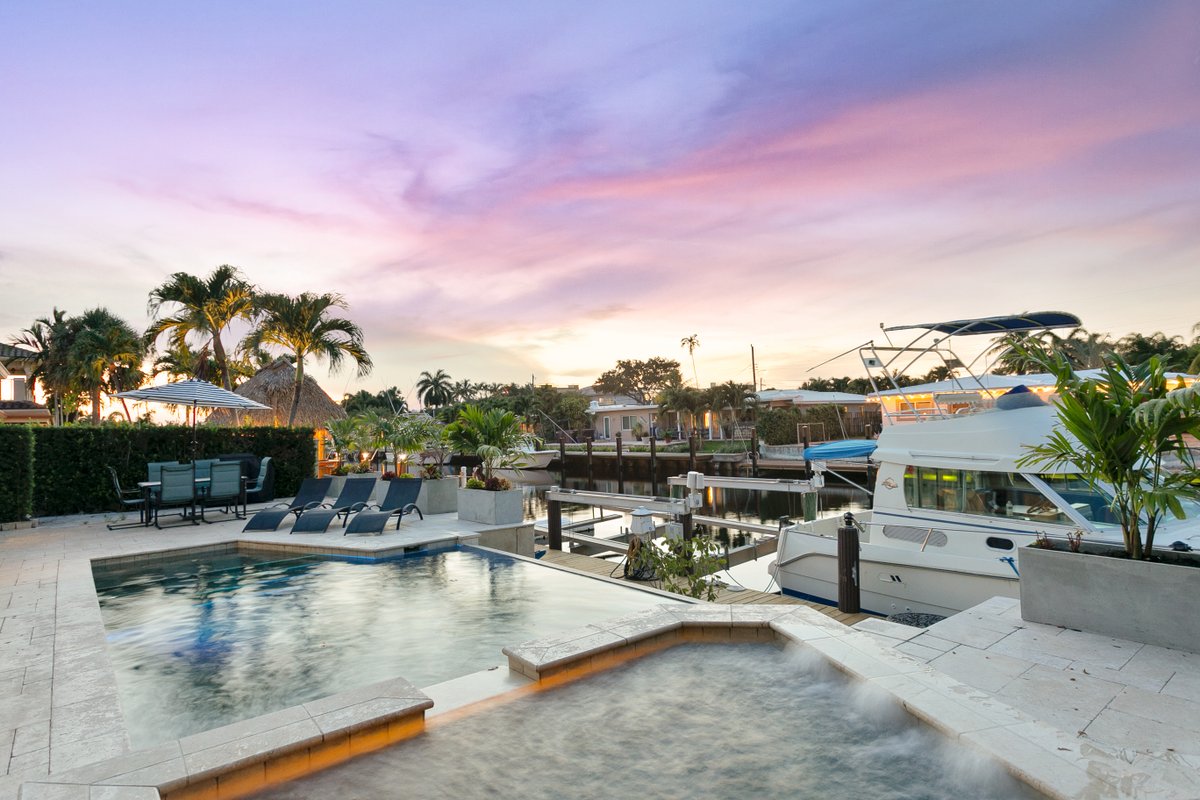 Spectacular Waterfront for12! Tiki, Pool & Hot Tub