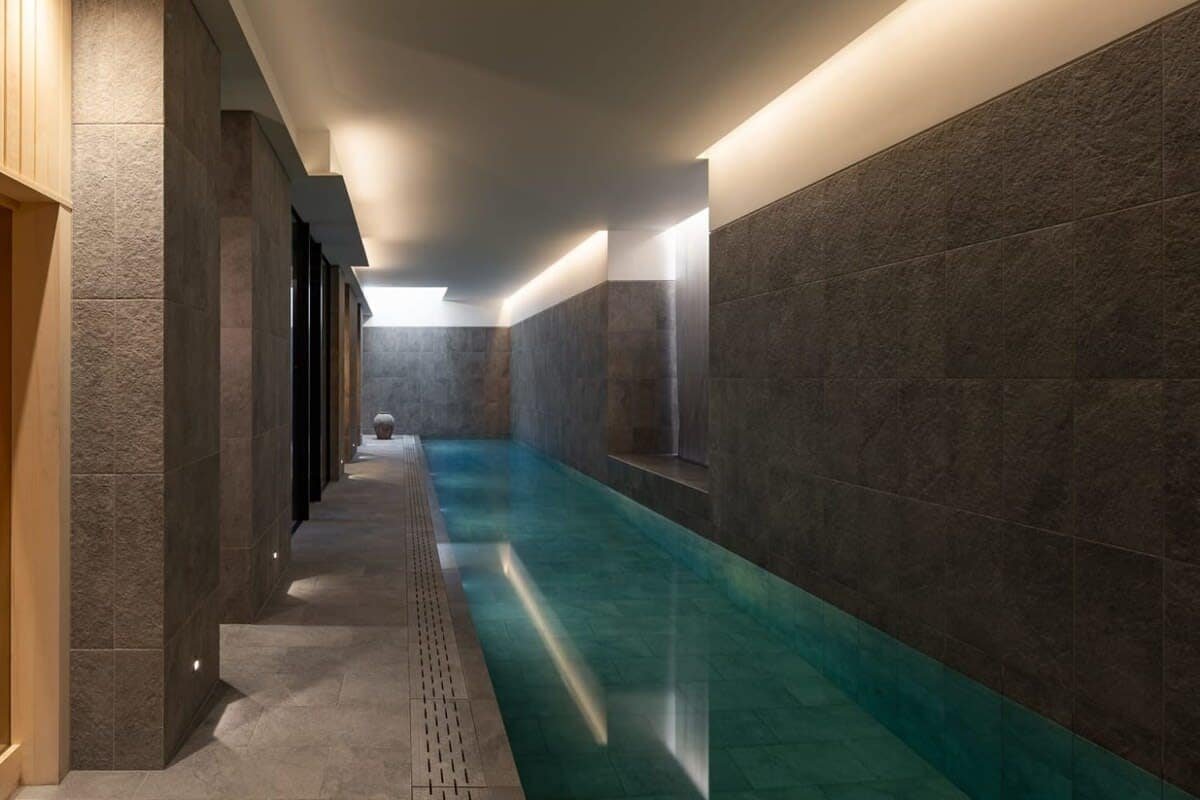 Stunning 5 bed Fulham home w/ indoor pool & sauna gallery image 3