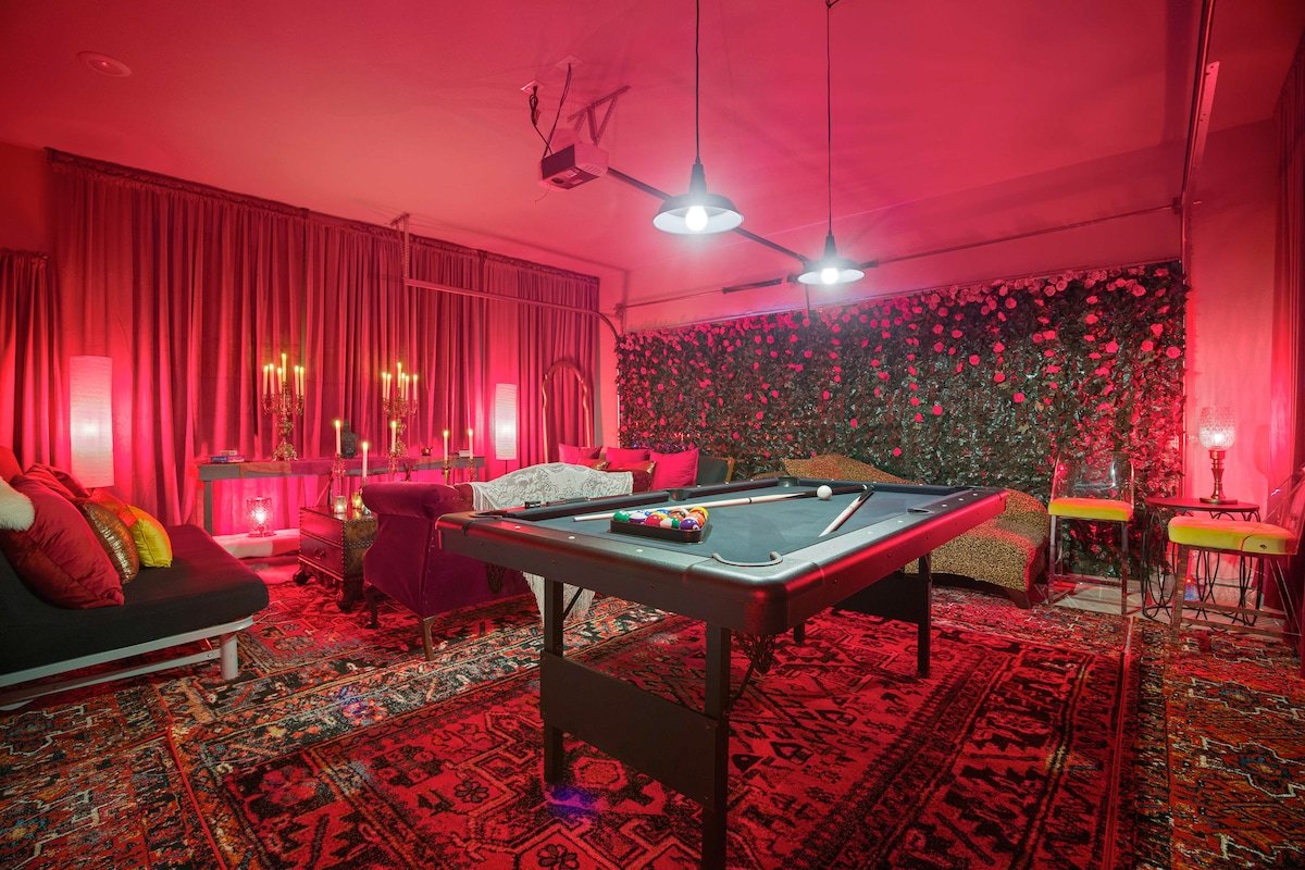 Queen’s Landing – Luxe New “Glam” Home in Dallas! gallery image 3