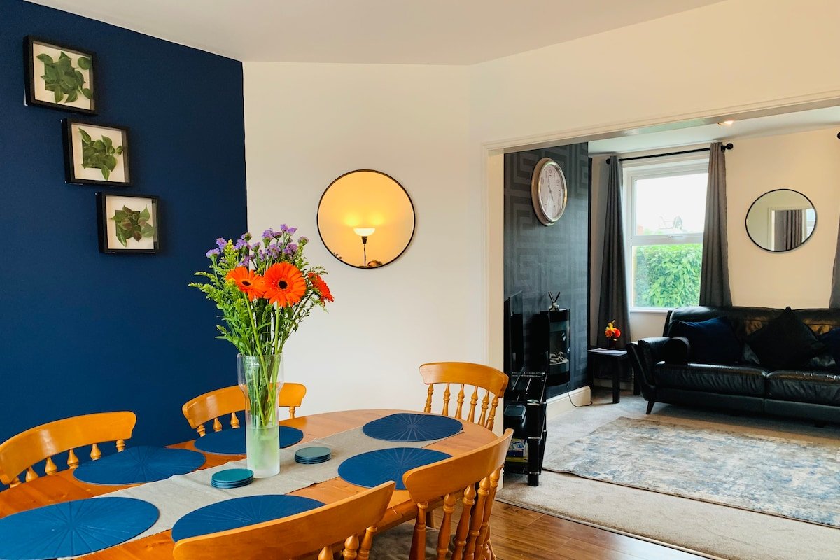 Chic 5 Bedroom House with Private Parking & Garden gallery image 2