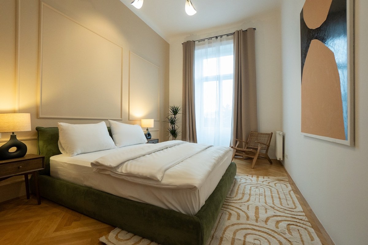 Chic 180m² 3BR Apt near Parliament, Self Check-in gallery image 2