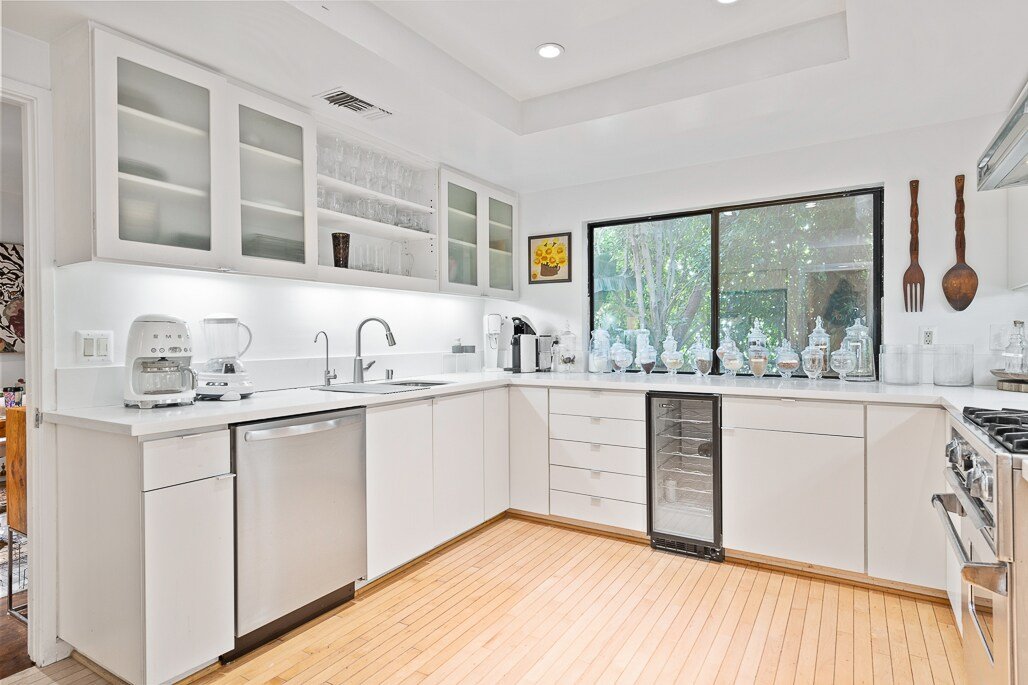 Gorgeous Townhouse on Rodeo (one year minimum) gallery image 4