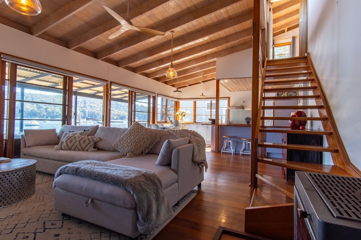 Captivating Waterfront Cottage – Scotland Island gallery image 2