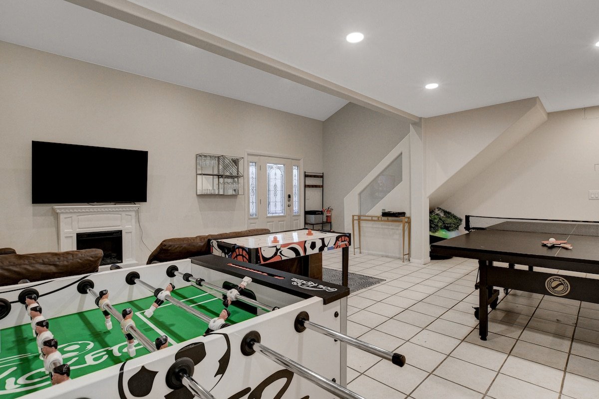 Beautiful 5BR w/Casita, Pool & Hot Tub, Games gallery image 3