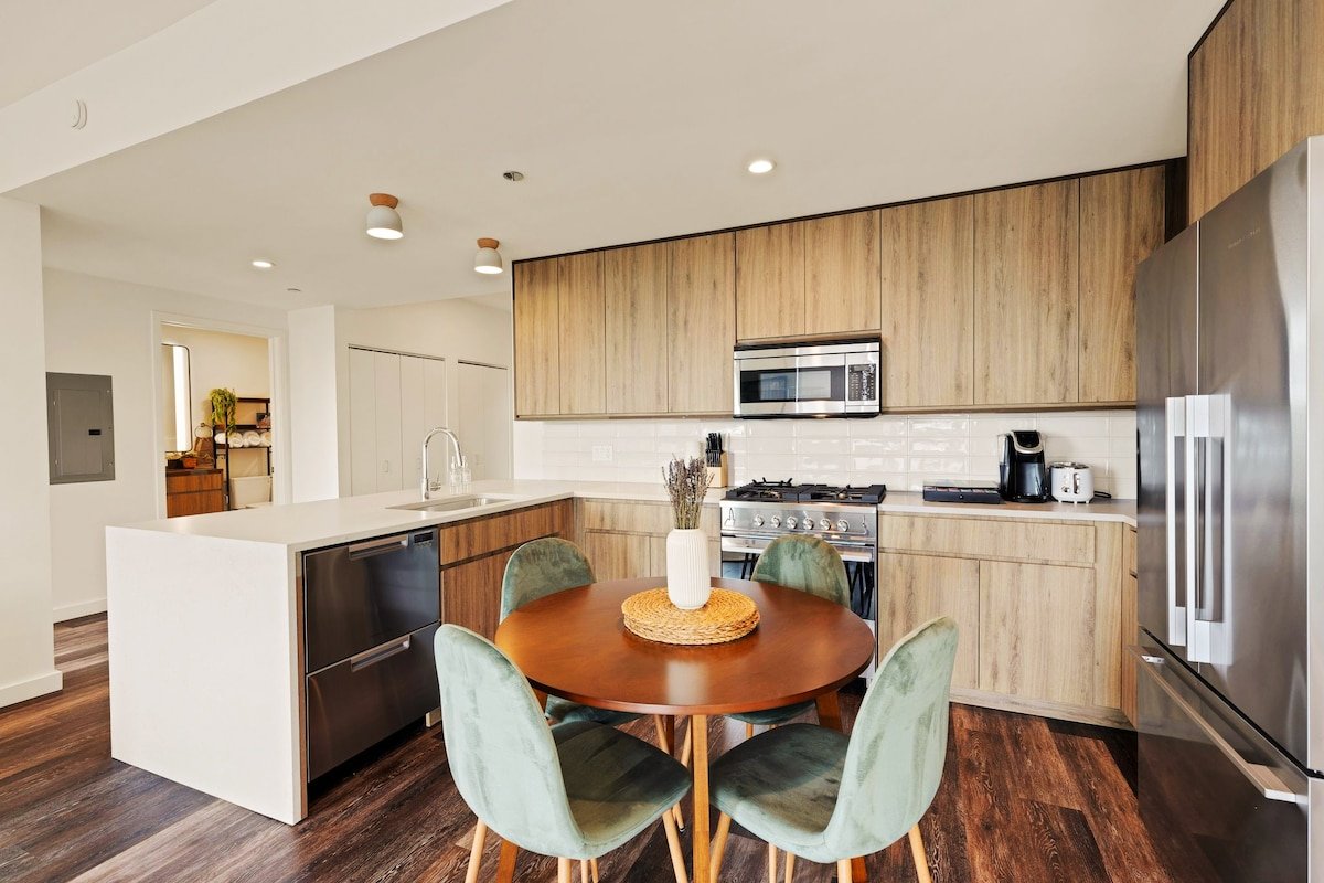 Luxury 3BD Penthouse – Private Patio+Skyline Views gallery image 4