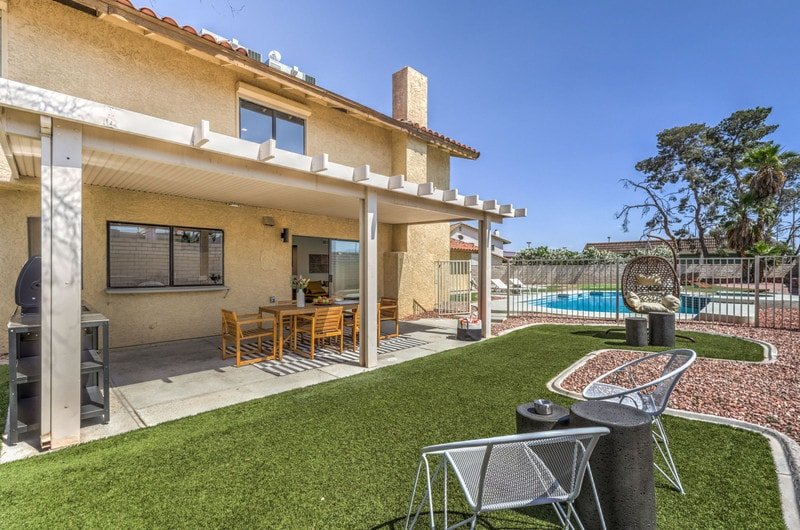 6 BR Remodeled House, Pool/Jacuzzi & Mini golf. gallery image 4