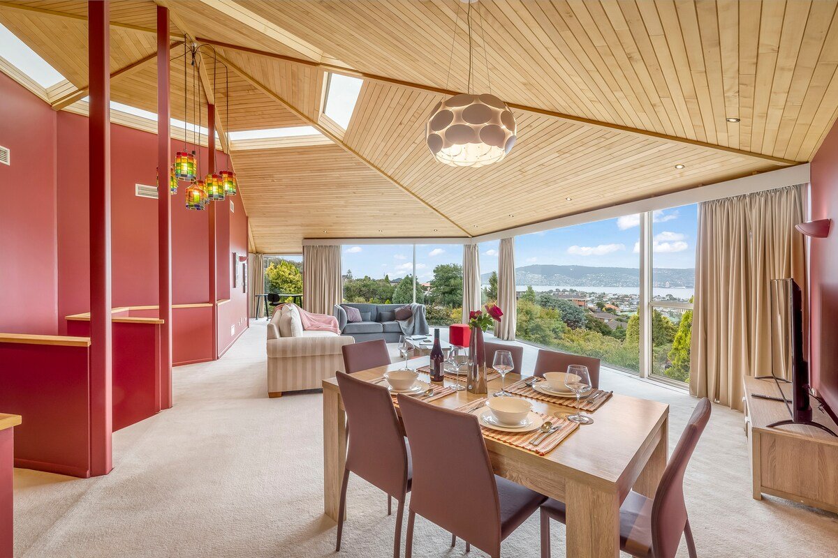 BELLA VISTA. Views forever, Large Family Home. gallery image 4