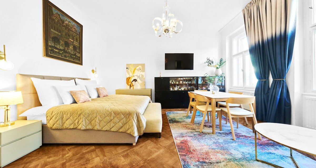 Chic 2 Bedroom Old Town Square Retreat gallery image 2