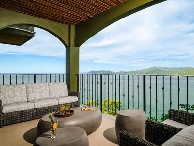 Luxury Oceanview 3BDR w/ Pool, Minutes to Beach