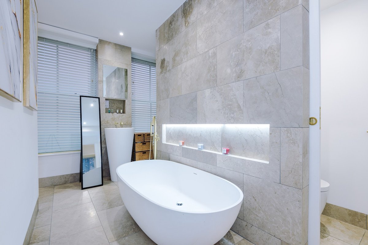 Luxurious House – 3 bedrooms & Free Parking gallery image 4