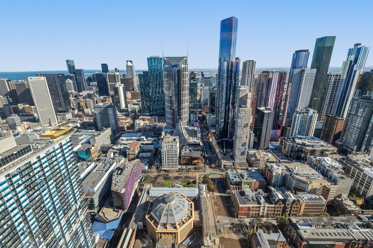 Ultra-Luxe City Penthouse with Jaw-dropping Views gallery image 4