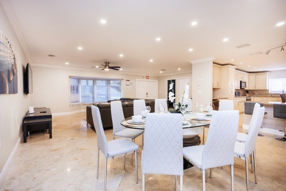 Ultimate Luxury 5BR Villa near Hollywood Beach gallery image 5