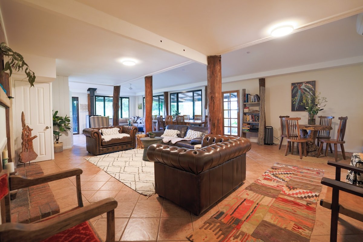 Charming farmhouse in glorious peaceful setting gallery image 3