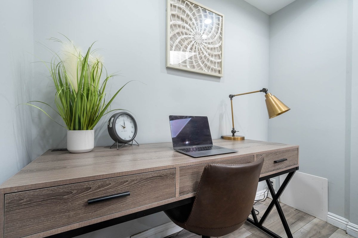 135 – Luxurious Estate Pool & Pool Table gallery image 4