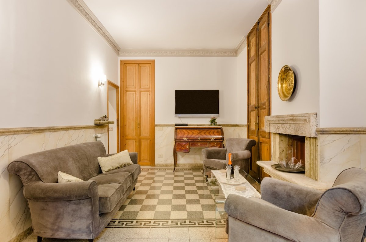 Stay near the Spanish Steps in a Historic Flat gallery image 5