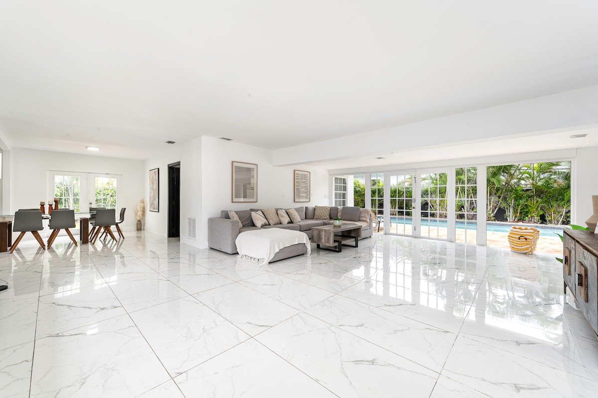 Walk to the Beach – 5 bedrooms – Heated Pool gallery image 5