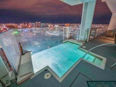 56 Luxurious Palms Place Penthouse