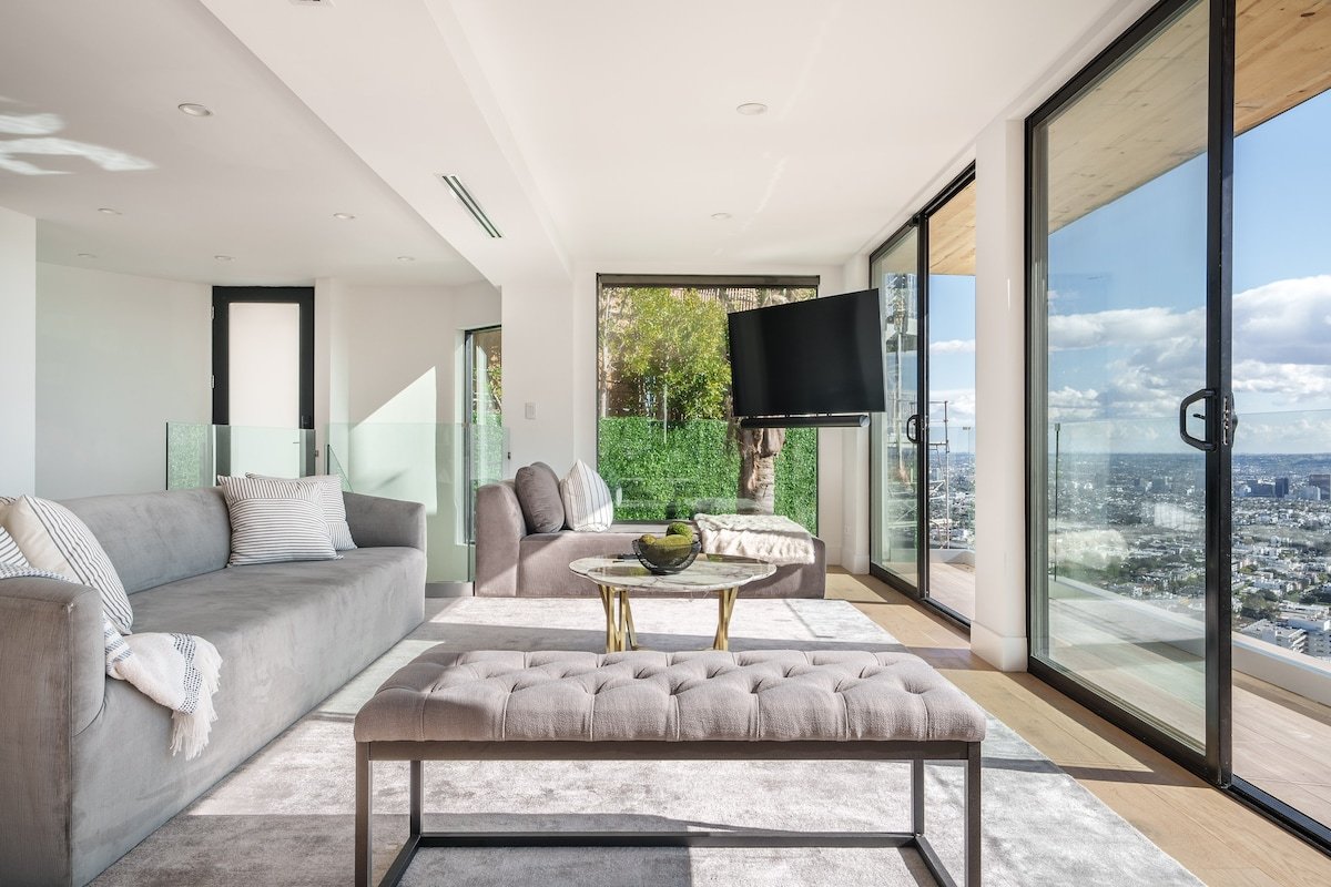 Hollywood Hills Jacuzzi + Jetliner Views gallery image 5