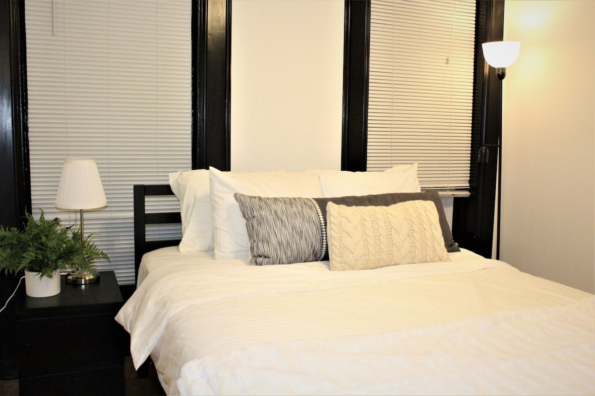 Opulent Room-Penthouse Suite-2mins to subway. gallery image 5