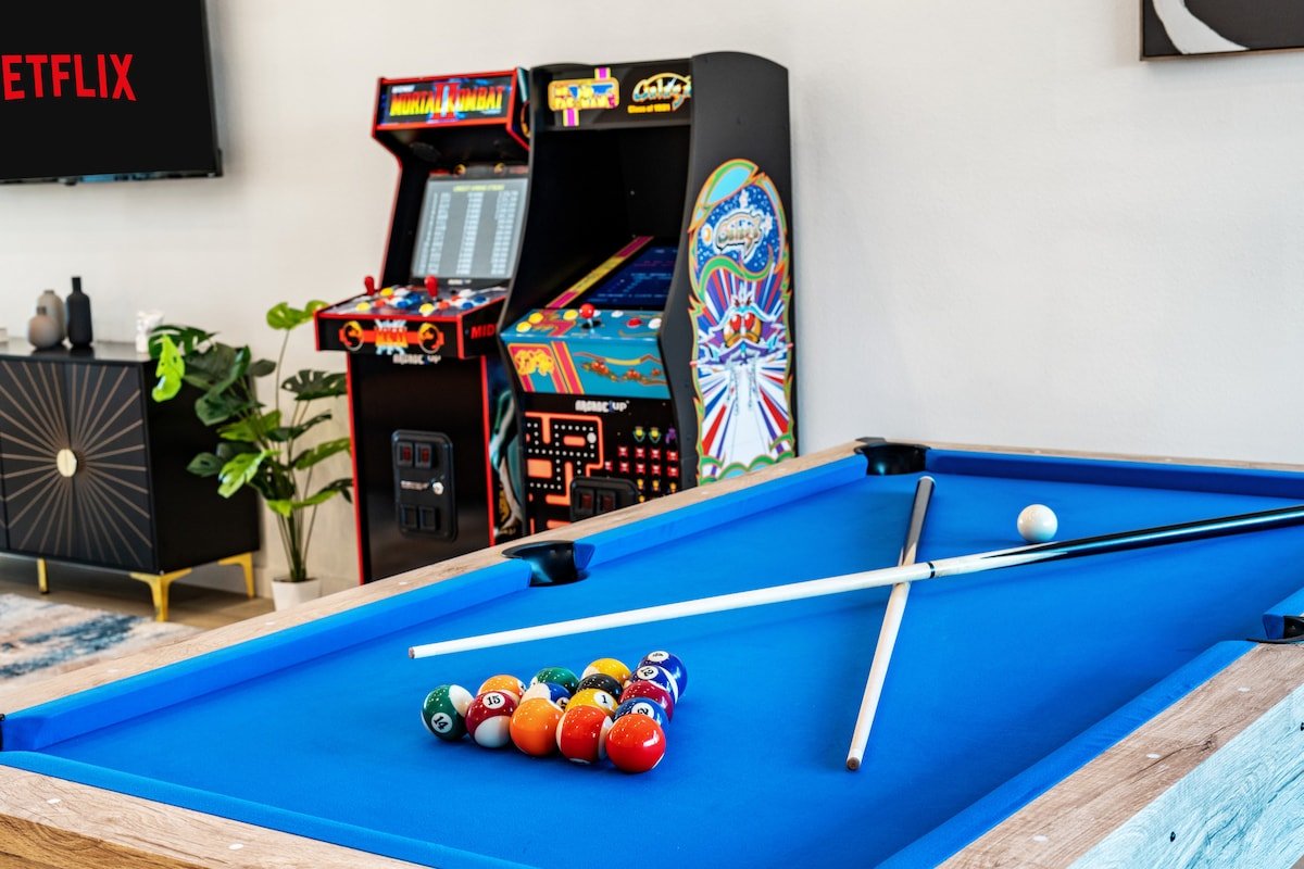 Lux 6BR Duplex Lofts | Hot Tub, Billiards, Balcony gallery image 5