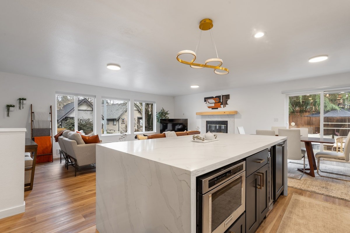 Urban Oasis with Cedar Hot Tub gallery image 5