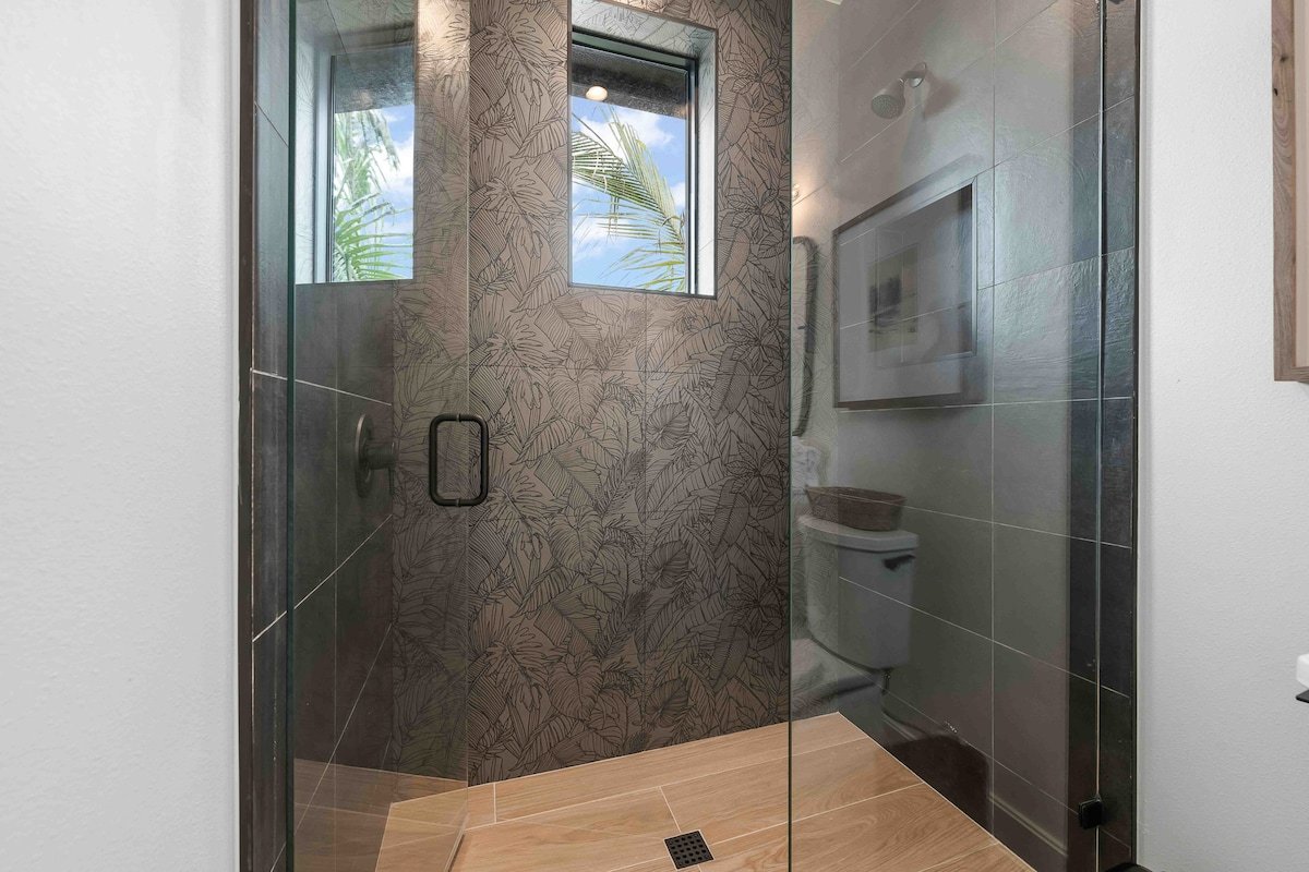 Luxury home with Golf Cart, Bikes, Pool and Spa! gallery image 5