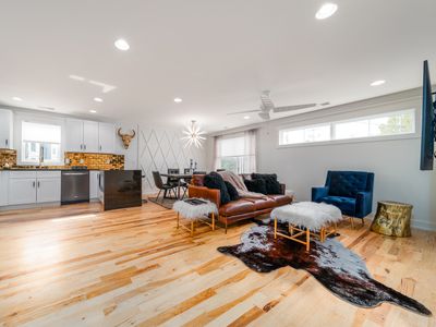 ROOFTOP HOT-TUB WITH DOWNTOWN VIEWS #1