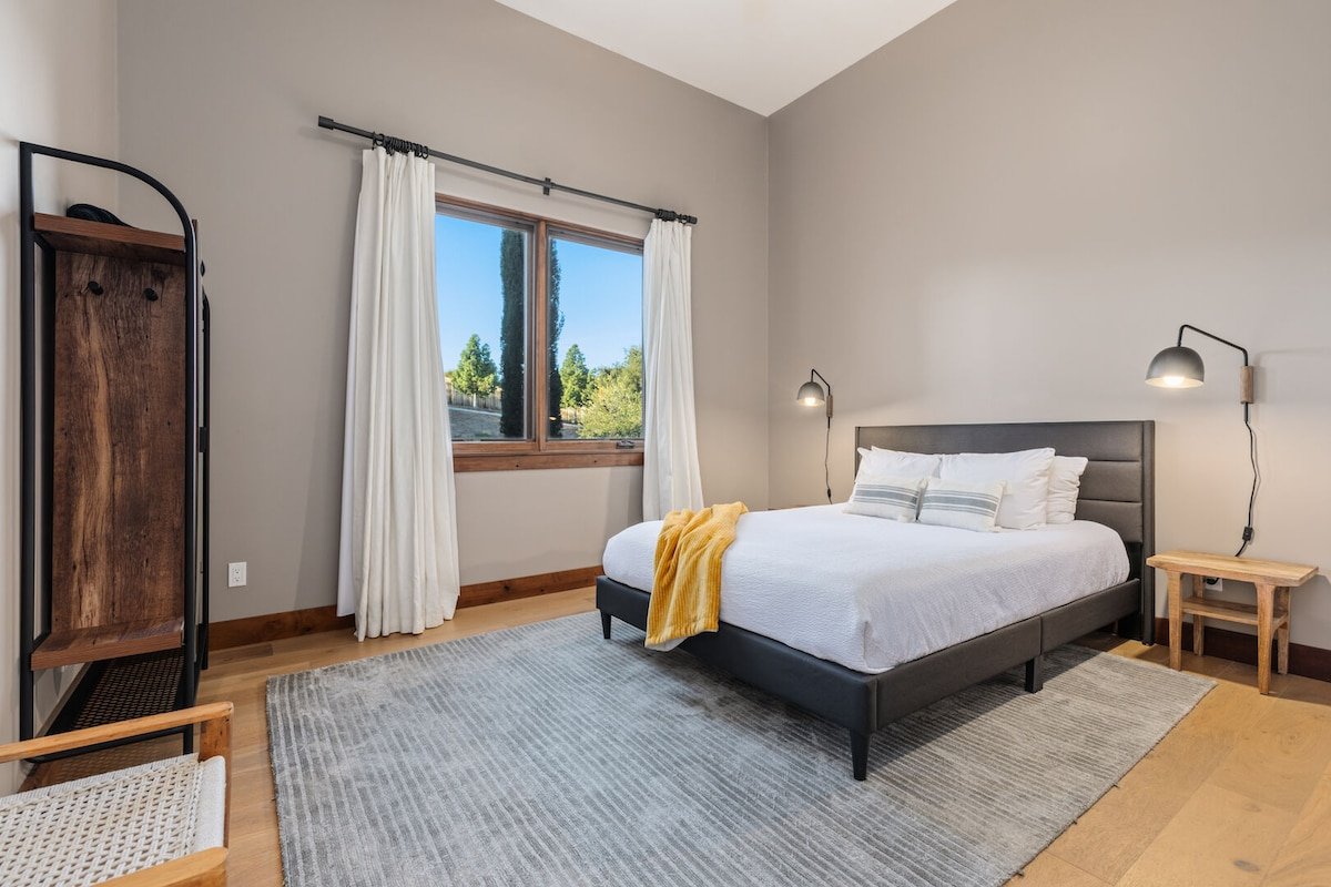 Via de la Sky Ranch | Sprawling Tuscan Villa gallery image 2