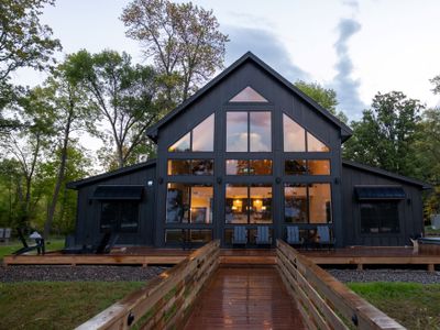 NEW 6 Bed Cabin | Sauna, Hot Tub, 40 Acres & Beach