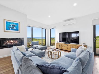 Luxury 4 br house with sea views