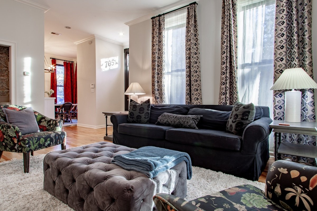 Exceptional Designer Victorian / Near METRO Subway gallery image 5