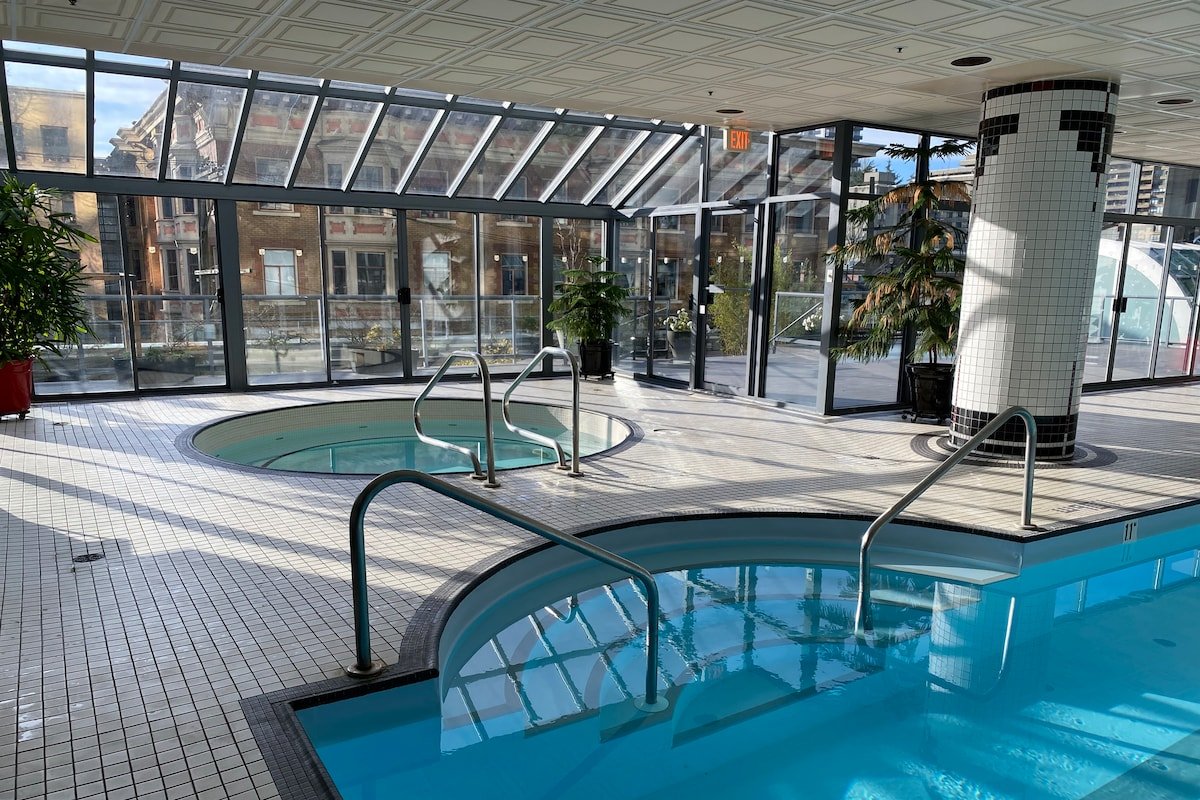 Fabulous DT 2 BR 2 BA POOL+Parking Great Location gallery image 5