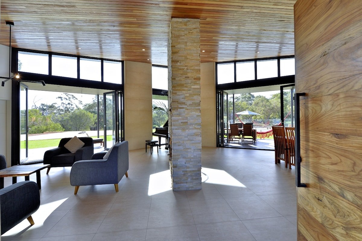 Gorgeous home with Infinity Pool & Fireplace gallery image 5