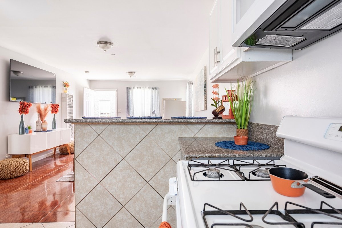 Bright 2-BR Home with Free Parking in Center-City gallery image 5