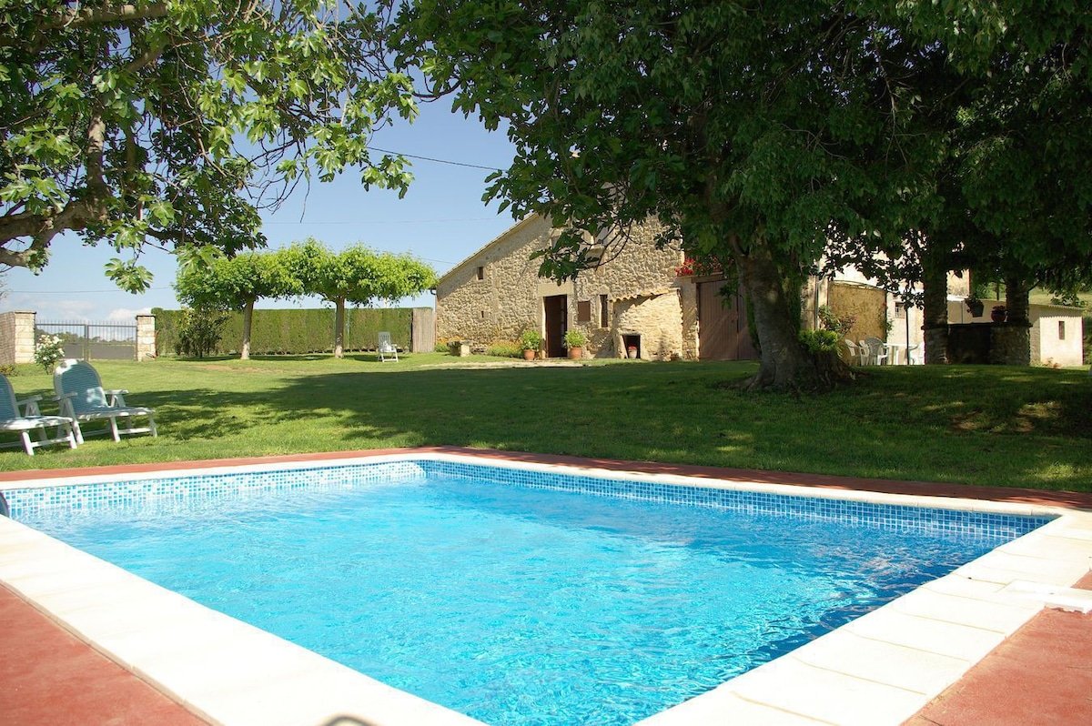 Masía de piedra con enorme jardín y piscina gallery image 5