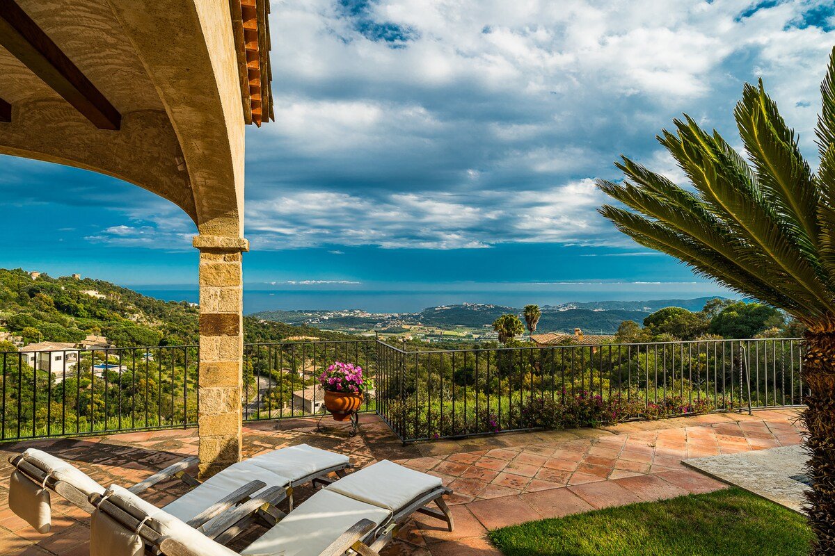 Stunning villa with sea view and pool (12 p) gallery image 5