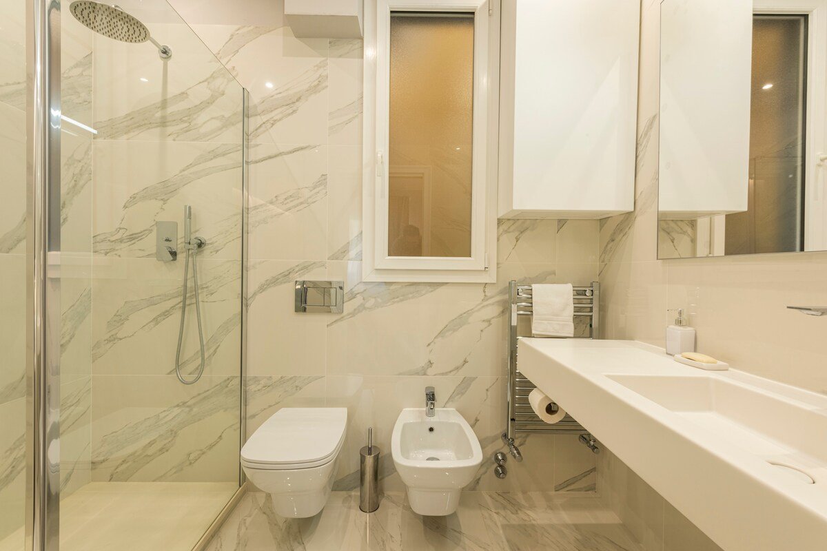 Firenze Rentals Luxury Ponte Vecchio II gallery image 3