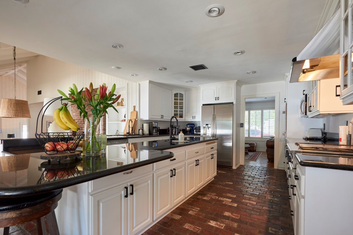 Whispers of the Oak – A Sprawling Ranch Revival gallery image 4