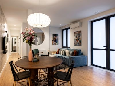 Central designed 3 bedrooms + 2 showers/bathrooms